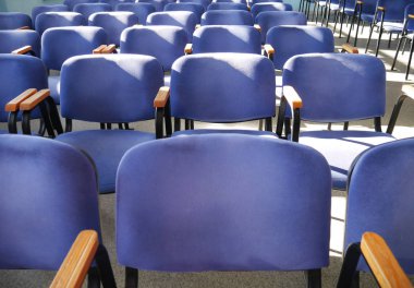 mavi sandalyeler sırada. gün boyunca insanlar olmadan konferans salonu. selectiv odak