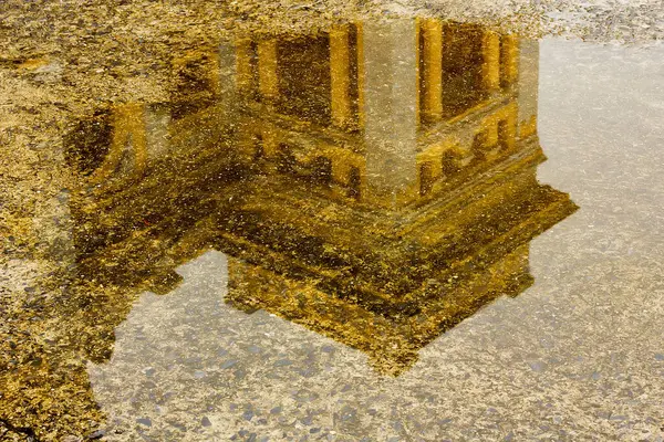Reflexo de predio antigo em agua 