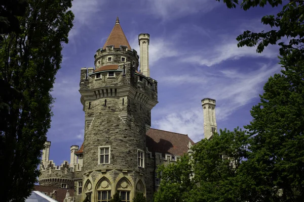 Castelo antigo com ceu azul
