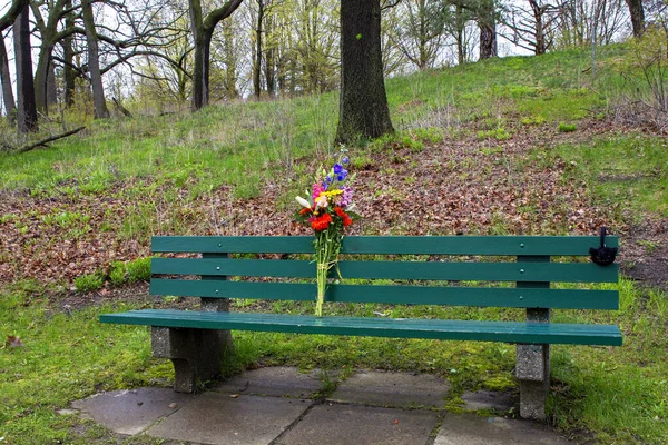 Banco verde com buket de flor