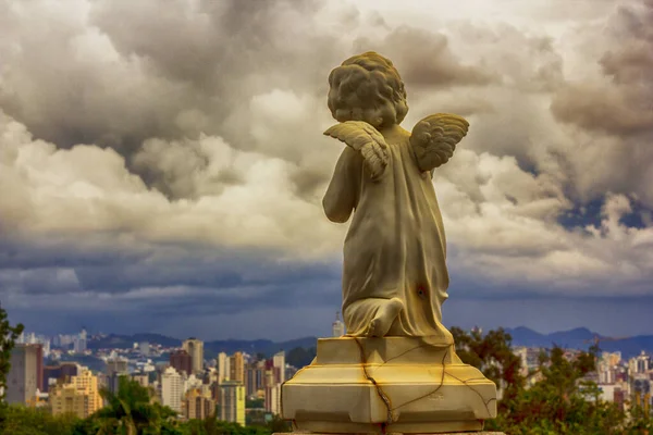 Anjo hıçkıra hıçkıra ağlar