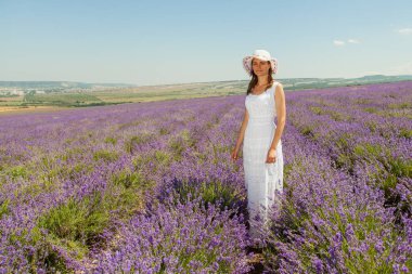 Bir kız bir lavanta alanına yürüyor