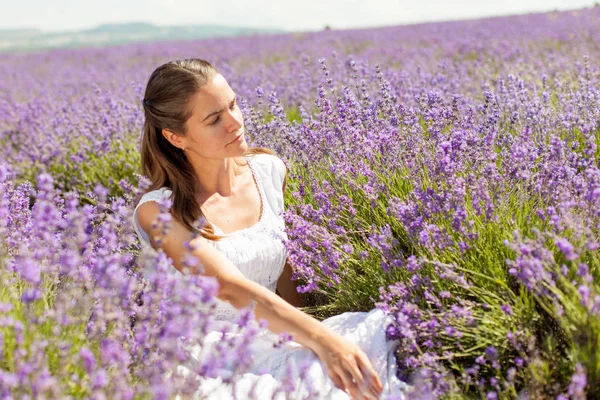 A menina em lavanda — Fotografia de Stock