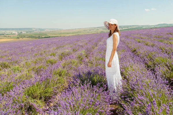 Bir kız bir lavanta alanına yürüyor
