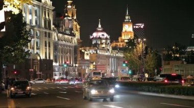 Gece Şanghay sokaklarında.