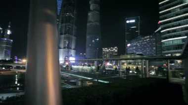 Gece Şanghay sokaklarında.