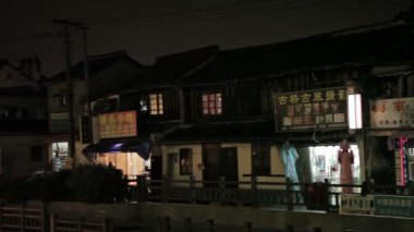Shanghai, Çin, 2013 Nisan-Mayıs Qibao antik kent. Turistik yer ve görme. Tarihi bir köyde su kanalları.