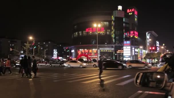 Gece Şanghay sokaklarında. — Stok video