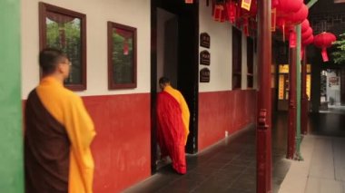 Shanghai, Çin, 2013 Nisan-Mayıs Yeşim Buddha Tapınağı Shanghai ziyaret edin ve tapınağın incelemek. Rahipler ve cemaat dua için git.