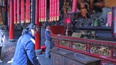 Shanghai, Çin, 2013 Nisan-Mayıs Yeşim Buddha Tapınağı Shanghai ziyaret edin ve tapınağın incelemek. Heykeller tapınağın içinde. Hall Tapınağı iç