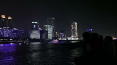 Şanghay, Çin, Nisan-Mayıs 2013. Şanghay 'da Wightan Quay, bir tekne gezisi, Şangay kıyı konumlar bir tur. Nehir boyunca gökdelenler gece Panoraması. Geminin güvertesinden görünüm