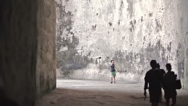 Посетите развалины греческого театра — стоковое видео