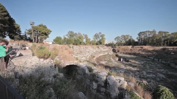 Yunan Tiyatrosu kalıntıları ziyaret — Stok video