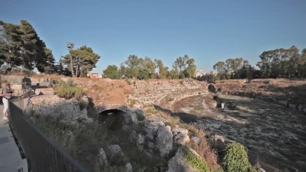 Visite as ruínas do teatro grego — Vídeo de Stock