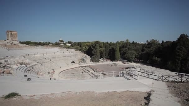 Besök ruinerna av den grekiska teatern — Stockvideo