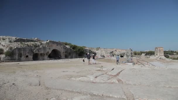 参观希腊剧院的废墟 — 图库视频影像