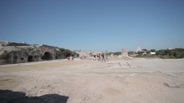 Visita las ruinas del teatro griego — Vídeo de stock