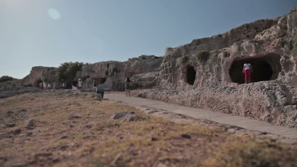 Visita le rovine del teatro greco — Video Stock