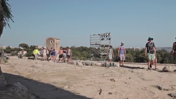 Visita le rovine del teatro greco — Video Stock