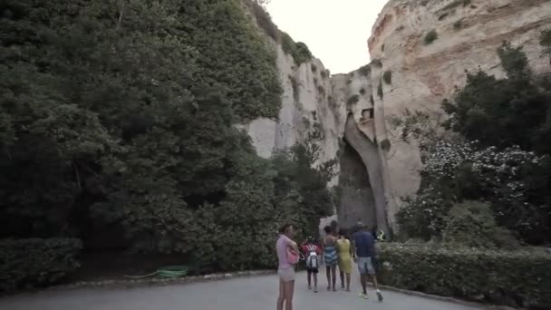 Visita le rovine del teatro greco — Video Stock