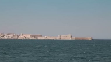 Sahil boyunca zevk tekne yolculuğu