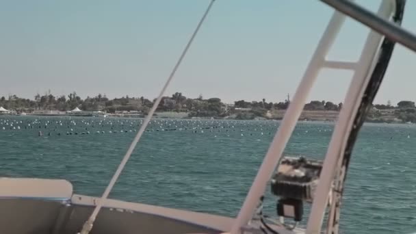 海岸に沿って遊覧船に乗る — ストック動画