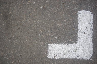 Asfalt üzerinde boya açı