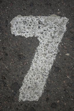 7 numaralı asfalt üzerine boyalı