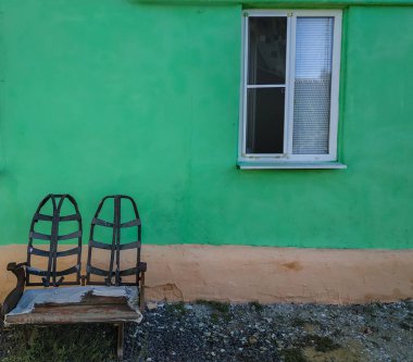 Bir pencere, yeşil bir duvara alışılmadık eski tezgah
