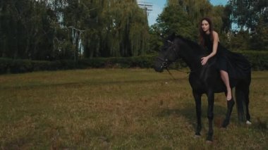 Binicilik ve at boyun okşayarak kız binicilik. Canlı yaz yatay açık havada resim