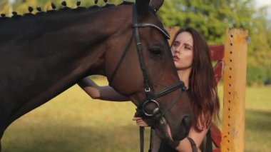 Güzel genç kadın ülkenin kahverengi bir atı ile