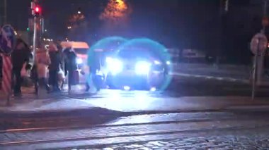 Timelapse bulanık insanlar karşıdan karşıya şehir ile arabalar, gece geçerken trafik ışık ve binaların arka plan, gece hayatı içinde Ukrayna Prores Codec olarak