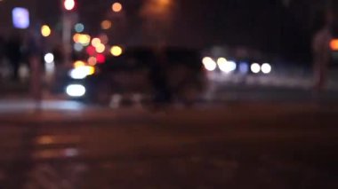Timelapse bulanık insanlar karşıdan karşıya şehir ile arabalar, gece geçerken trafik ışık ve binaların arka plan, gece hayatı içinde Ukrayna Prores Codec olarak
