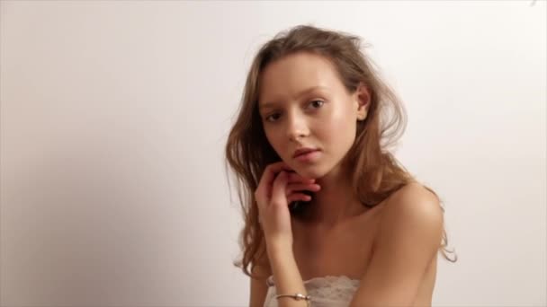 Eine schöne beschissene Mädchen posiert vor der Kamera prores Codec — Stockvideo