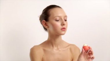 Kız kullanım ruj, ağzında. Asyalı kadın kullanım ruj tatlı seksi kız moda ayarlayın. Kırmızı ruj ve boya tutan şirin, rüya gibi kız Lips.Beautiful esmer kızı parlak bordo dudağında smear
