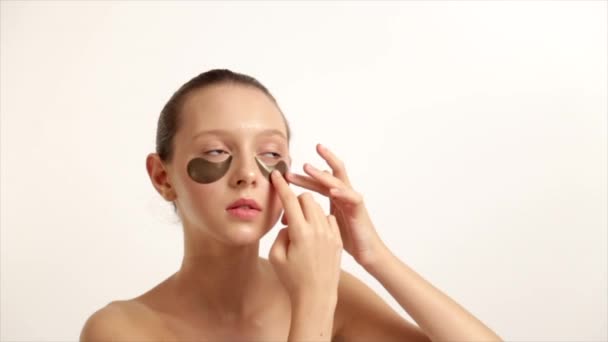 Femeia frumoasa cu patch-uri sub ochi, Face Skin Care Prores Codec — Videoclip de stoc