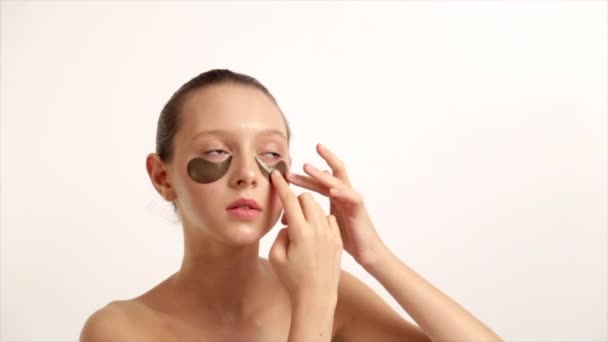 Belle femme avec des patchs sous les yeux, soin de la peau du visage Prores Codec — Video