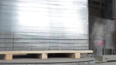Palet içinde kazıklı fayans. Kaldırım döşeme fabrikada üretim için ambar. Ambalaj ürünleri. ProRes Codec