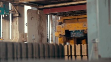 Beton yol close-Up fabrikada kaldırım döşeme, çimento ürünleri üretimi için yeni bir kaldırım Prores Codec için inşaat malzemesi Curbs