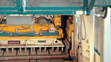Beton yol close-Up fabrikada kaldırım döşeme, çimento ürünleri üretimi için yeni bir kaldırım Prores Codec için inşaat malzemesi Curbs