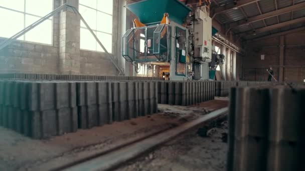 Pavimentazione lastre di fabbrica. Piastrelle impilate in pallet. Lastre di pavimentazione del magazzino nella fabbrica per la sua produzione Prores Codec — Video Stock