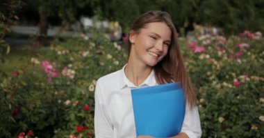 İş kadını işleri yürütme denetler. Güneş Çiçekleri arka plan beyaz gömlekli gözlüklü genç çekici kız güneş gözlüğü kaldırır ve göz kamaştırıcı görünüyorsun. Ağır çekim Prores Codec