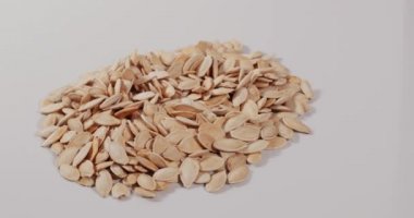 Blanched Kabak tohumları-organik gıda-beyaz arka planda malzemeler