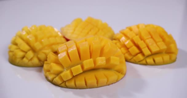 Tropicale delizioso maturo mango su sfondo bianco girare sul giradischi — Video Stock