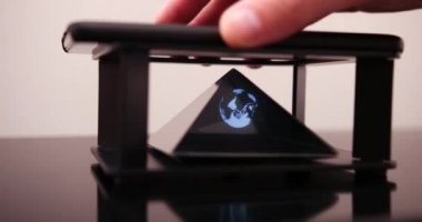 iş, küreselleşme ve gelecekteki teknoloji kavramı - kadar yakın işadamı el ile şeffaf hologram smartphone ve dünya üzerinde siyah