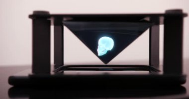 Akıllı telefon, hologram masasında özel bir prizma Için kafatası hologramı tasarlıyor. ProRes 4k
