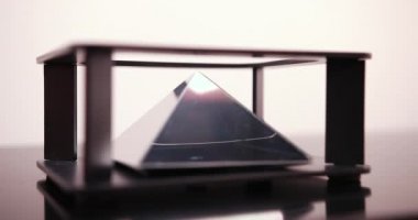 Akıllı telefon disko ışıkları hologram erkek eller göster. Pembe arka planda gelecekteki teknoloji mobil holografik ekran Ile adam. 4k ProRes