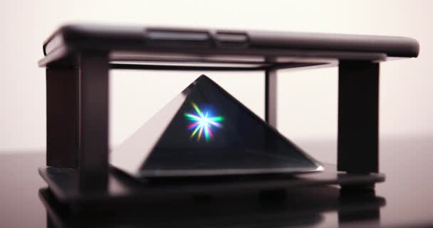 Hologram megjelenítése smartphone disco Lights. A jövő technológia mozgatható holografikus képernyő-ra rózsaszín háttér. 4k ProRes — Stock videók