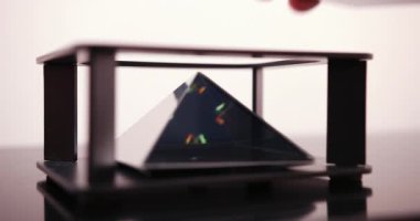 Akıllı telefon Çeşmesi hologram üzerinde erkek eller göster. Pembe arka planda gelecekteki teknoloji mobil holografik ekran Ile adam. 4k ProRes