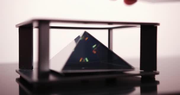 Männerhände auf Smartphone-Hologramm. Mann mit der Zukunftstechnologie mobiler holographischer Bildschirm auf rosa Hintergrund. 4k prores — Stockvideo